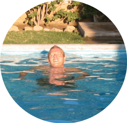 En afslappet Per i poolen i Dodoma