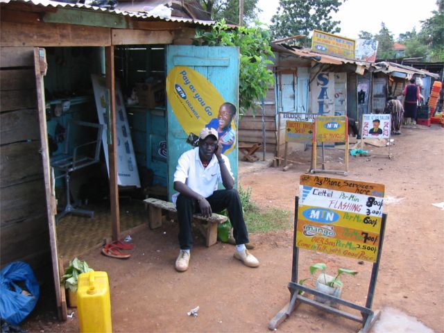 Jimmi i sin "telebutik" sælgende telekort dagen lang
