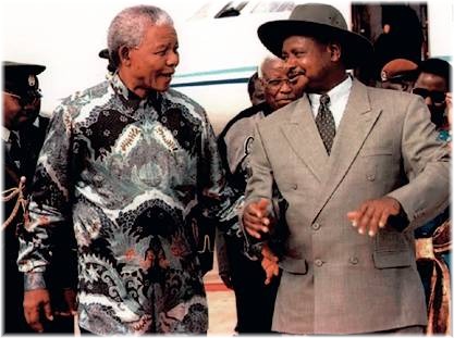 Ugandas nuværende præsident sammen med Nelson Mandela